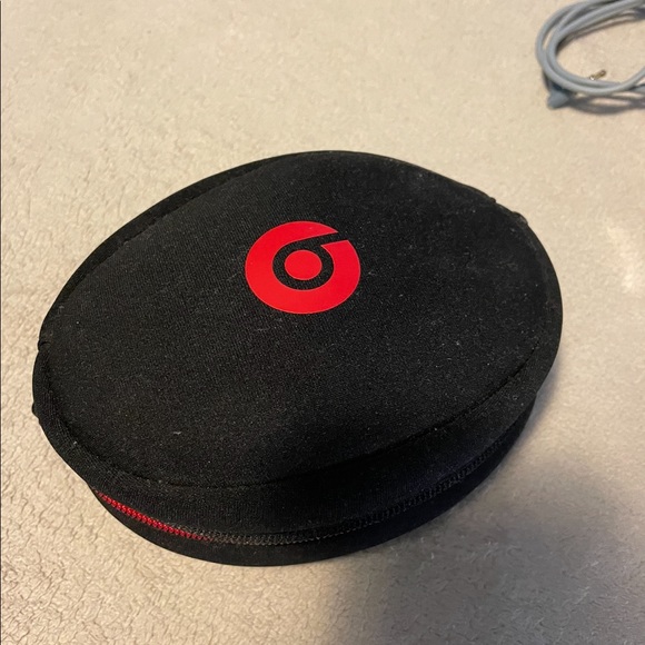 Blue wired Beats with case - Picture 3 of 3